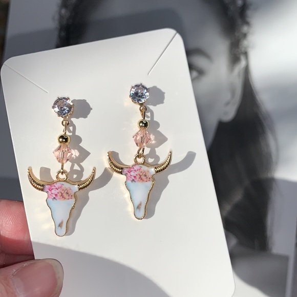 New Hand Crafted Cowboy Cattle Post Western Earrings with Crystal cowgirls - Picture 3 of 9